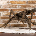 Tanzende Skulptur aus Rosenholzästen mit einem Untergrund aus weissem Zement