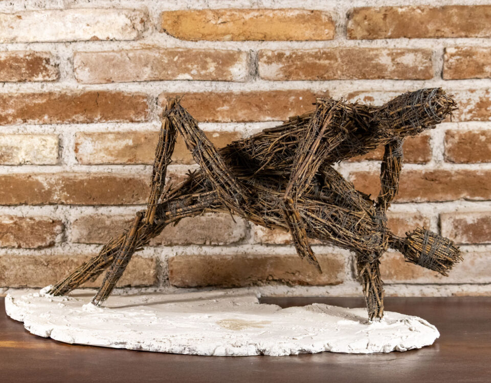 Tanzende Skulptur aus Rosenholzästen mit einem Untergrund aus weissem Zement